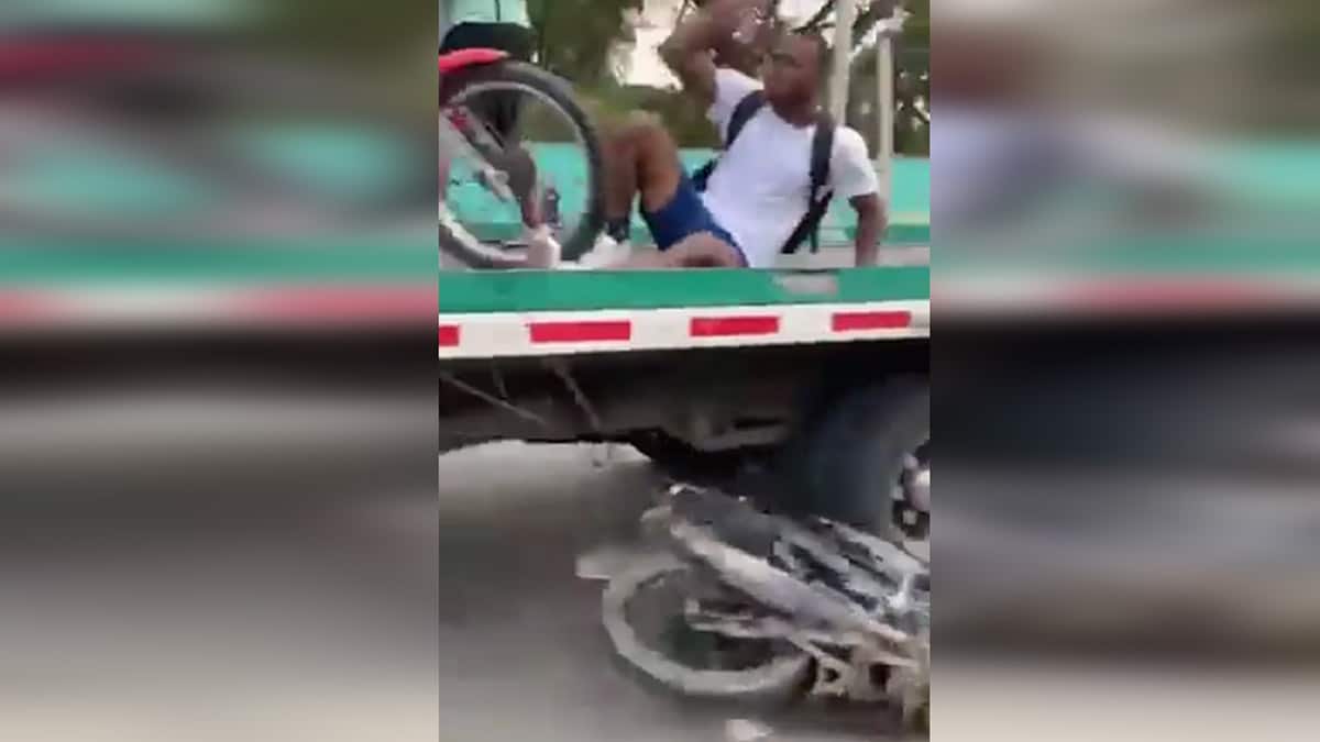 Bloqueo en la vía Jamundí: padres de familia reclaman transporte escolar