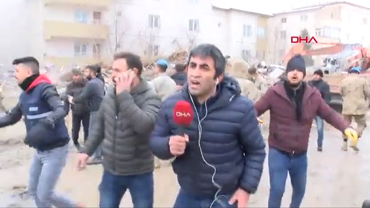 Video: Réplica sorprende a periodista en pleno reporte tras terremoto en Turquía