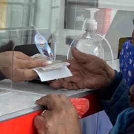Video: Confusiones y largas filas de adultos mayores por pago de subsidio