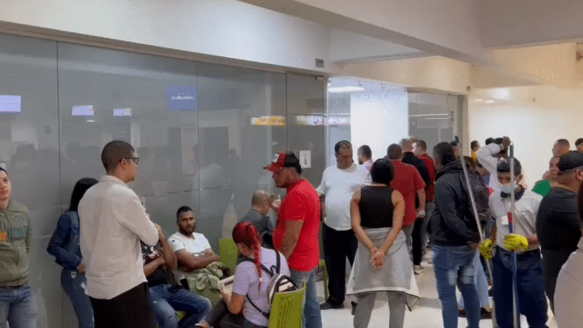 Cientos de pasajeros de Ultra Air están estancados en el Bonilla Aragón