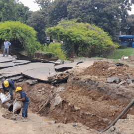 Daño de tubería dejó gran cráter sobre la Av. Ciudad de Cali