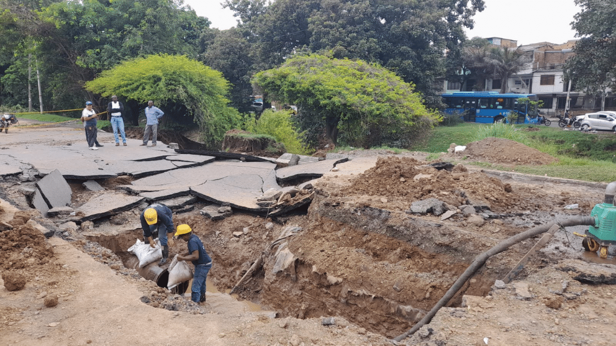 Daño de tubería dejó gran cráter sobre la Av. Ciudad de Cali