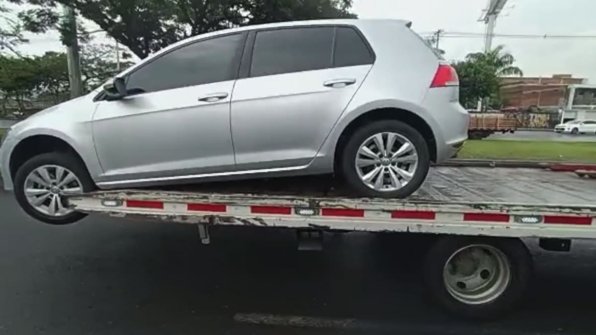 Denuncian traslado de carro en una grúa con parte de su carrocería en el aire