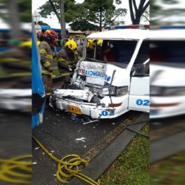 Dos heridos deja aparatoso accidente entre una ambulancia y un bus del MÍO