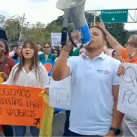 Empresarios turísticos protestan en el Aeropuerto por situación de Viva Air