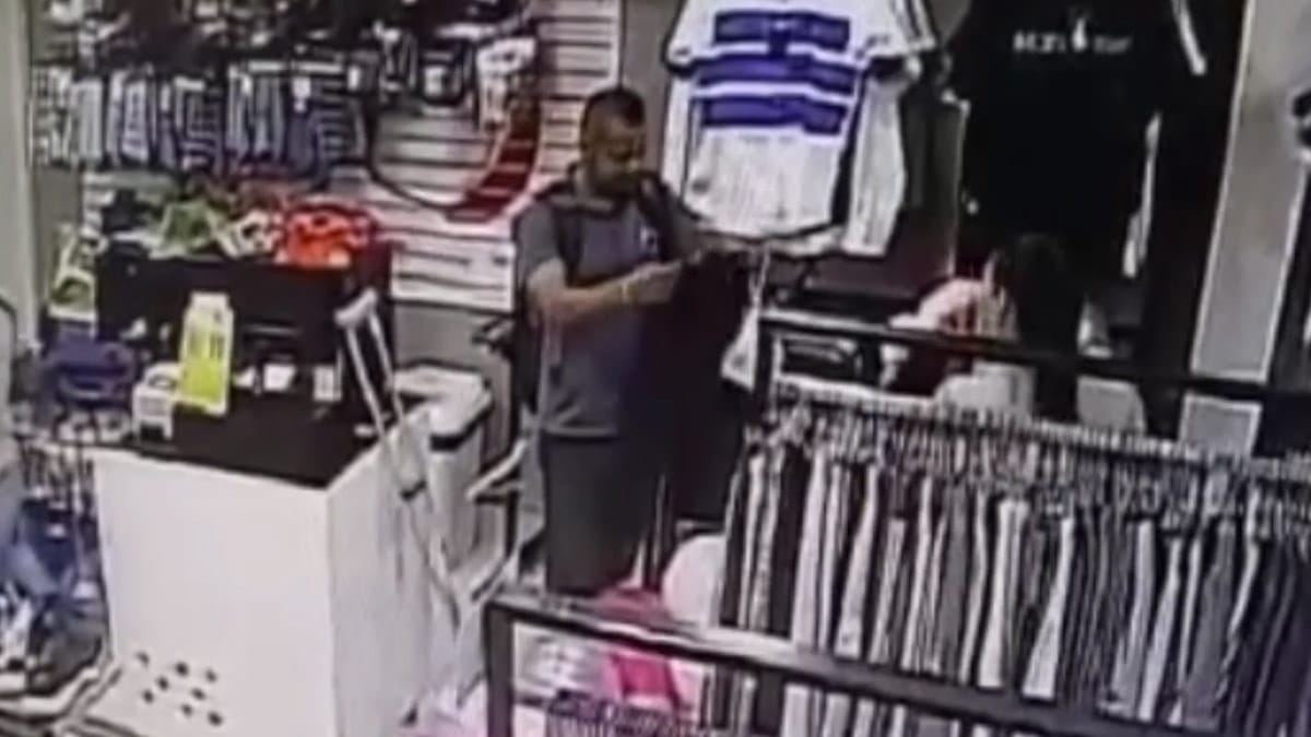 Hombre en muletas aprovechó descuido de vendedora para robarla