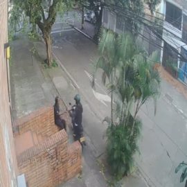 En segundos: 'Motoladron' robó a una mujer sin necesidad de amenazarla