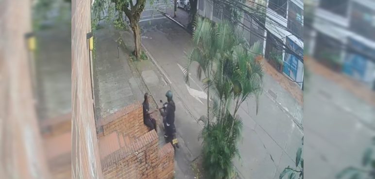 En segundos: 'Motoladron' robó a una mujer sin necesidad de amenazarla