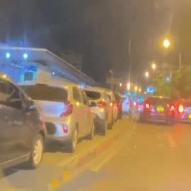 Otra vez el carril del MÍO en la Calle 5 quedó convertido en parqueadero público