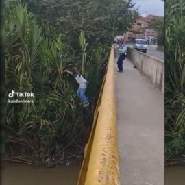 ¡Resultó ser falso! Hombre se lanzó a un río, al parecer, para no ser multado