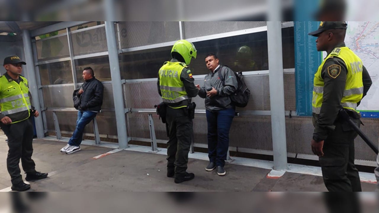 Obra abandonada en Cali se convirtió en una piscina de moho y zancudos