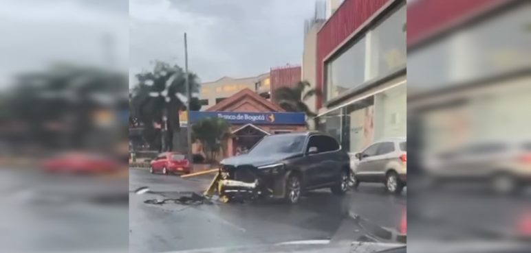 Accidente cerca a Chipichape: camioneta BMW terminó estrellada en el separador