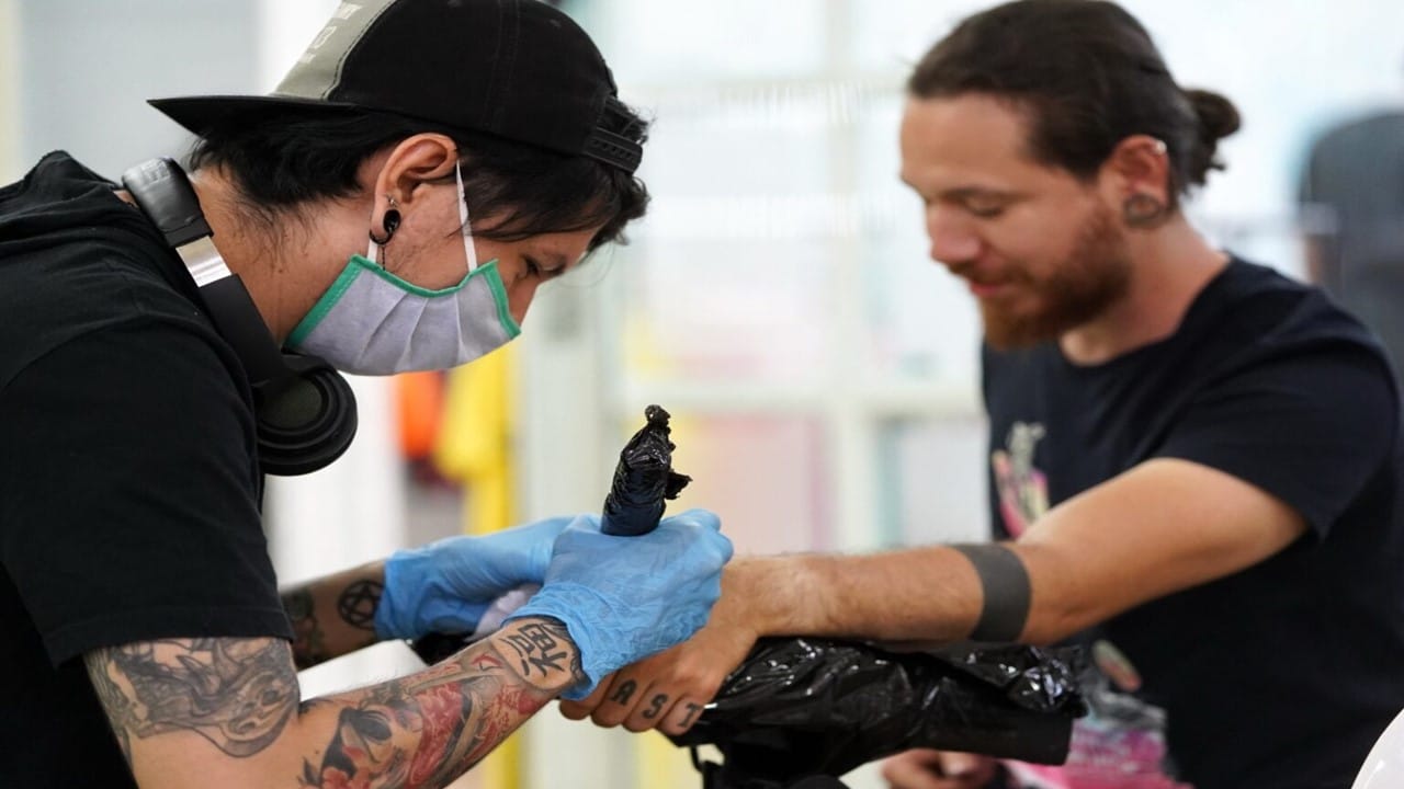 Tatuajes con labor social: "Hermanos de tinta" cambian tatuajes por ayuda