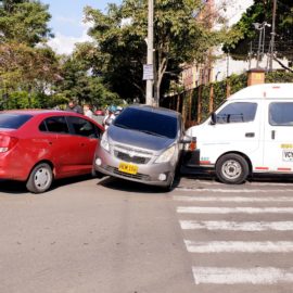 'Sánduche de carros' tras choque múltiple en el barrio Valle del Lili
