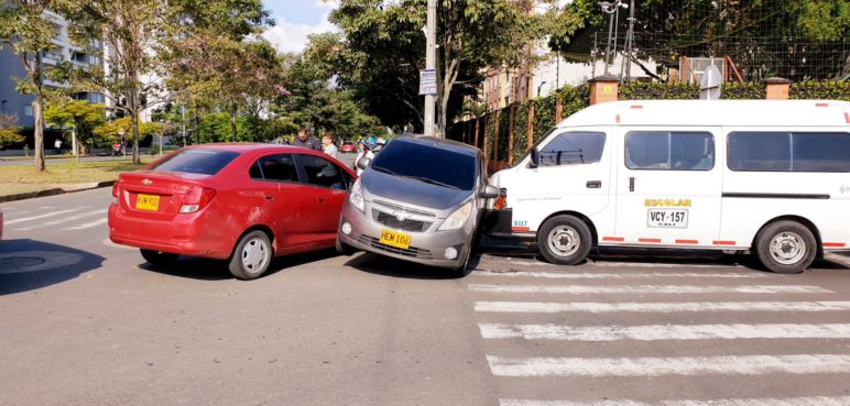 'Sánduche de carros' tras choque múltiple en el barrio Valle del Lili