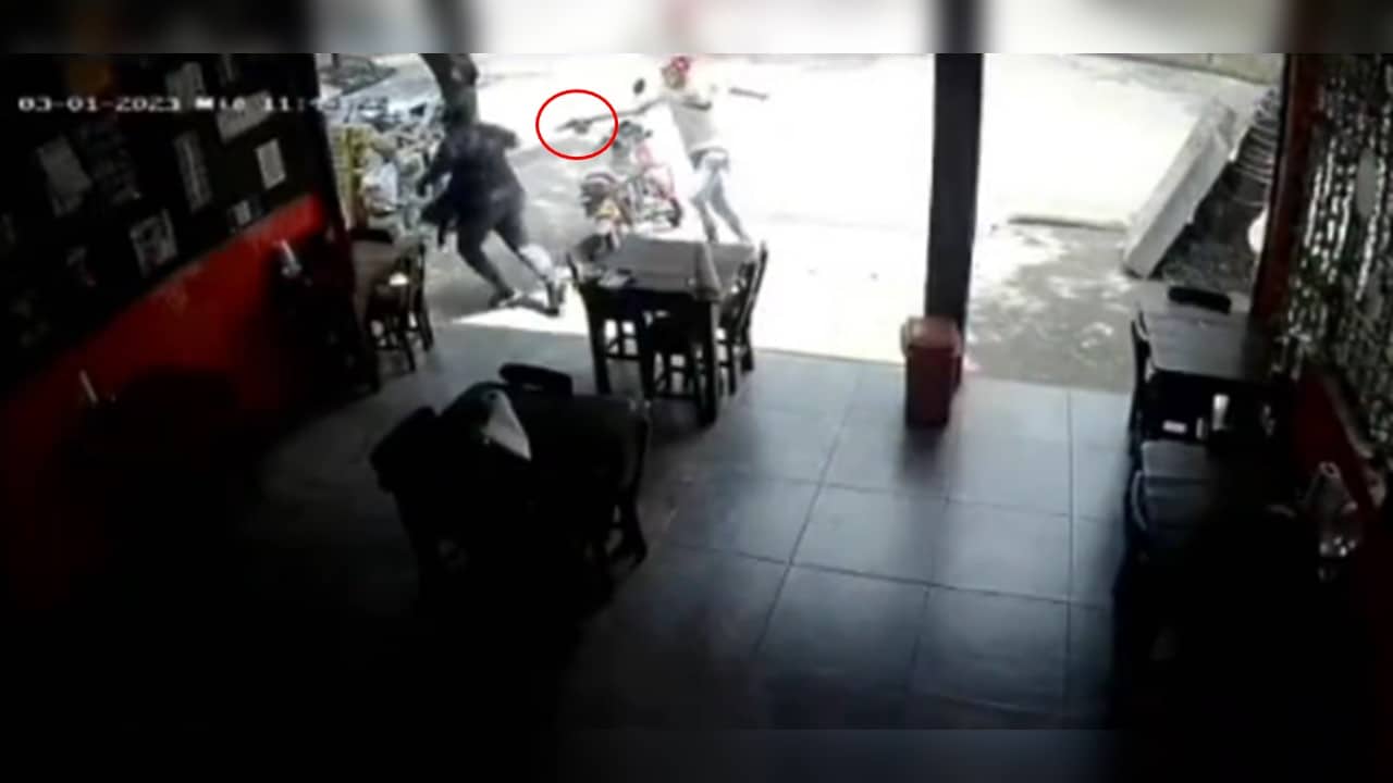 Un motociclista transitaba por el carril del MÍO en una moto hurtada
