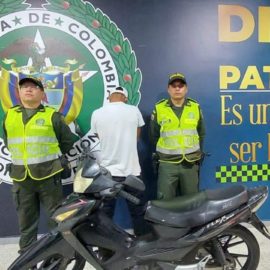 Un motociclista transitaba por el carril del MÍO en una moto hurtada