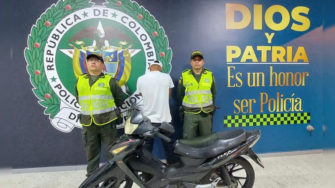 Un motociclista transitaba por el carril del MÍO en una moto hurtada
