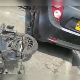 Video: Conductor arrolló a dos hombres que, al parecer, robaban a una mujer en Cali
