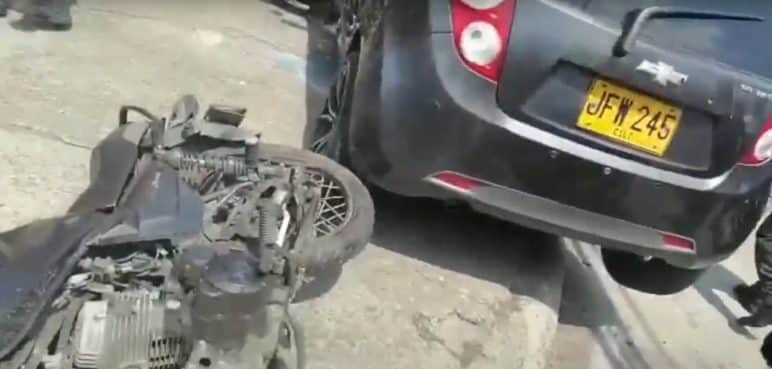 Video: Conductor arrolló a dos hombres que, al parecer, robaban a una mujer en Cali