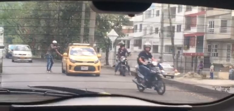 Video: Delincuentes intimidaron a un taxista para robarlo en el sur de Cali