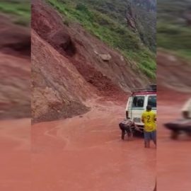 Video: Deslizamiento en el Huila se llevó por delante a dos motociclistas