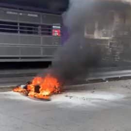 Video: Motociclista incendió su propia moto luego de que le pusieran una multa