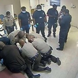 Video: Siete policías inmovilizan a un afroamericano que murió asfixiado