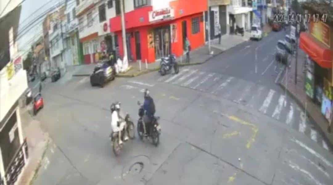 Dos motociclistas se chocaron gravemente en barrio Alameda de Cali