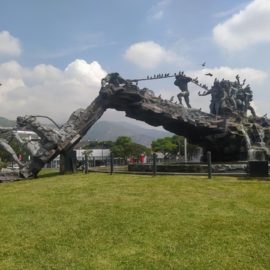 Así quedó el Monumento a la Solidaridad tras sufrir fractura en su estructura
