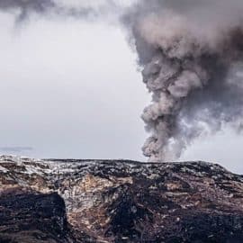 En video: Columna de ceniza del Volcán Nevado del Ruiz alcanza los 2 mil metros