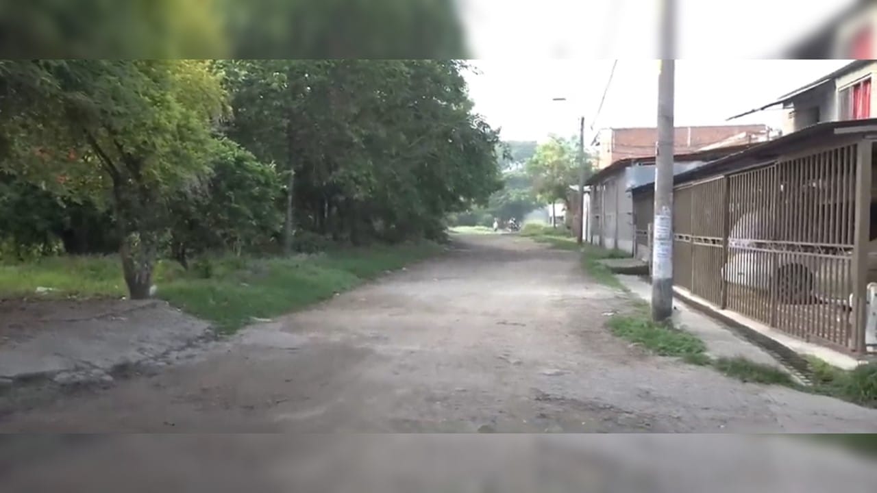 Habitantes del barrio San Luis, denuncian que no les han pavimentado su vía principal
