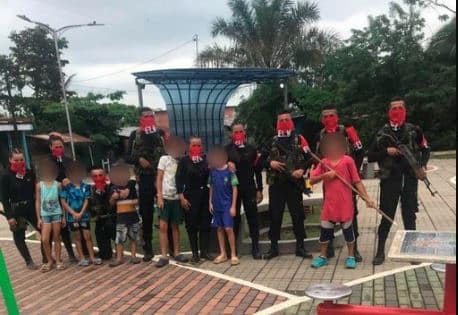 Indignación en Colombia tras foto de integrantes del ELN junto a niños