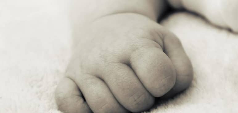 Capturan a mujer que le habría quitado los dedos de los pies a su bebé