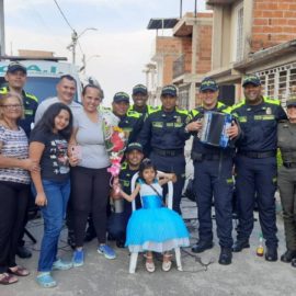 Niña le ganó la batalla al cáncer y recibió una serenata de la Policía