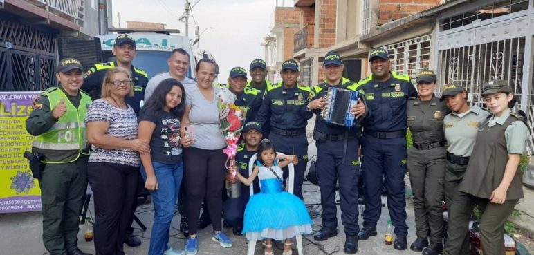 Niña le ganó la batalla al cáncer y recibió una serenata de la Policía