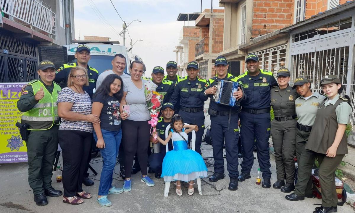 Niña le ganó la batalla al cáncer y recibió una serenata de la Policía