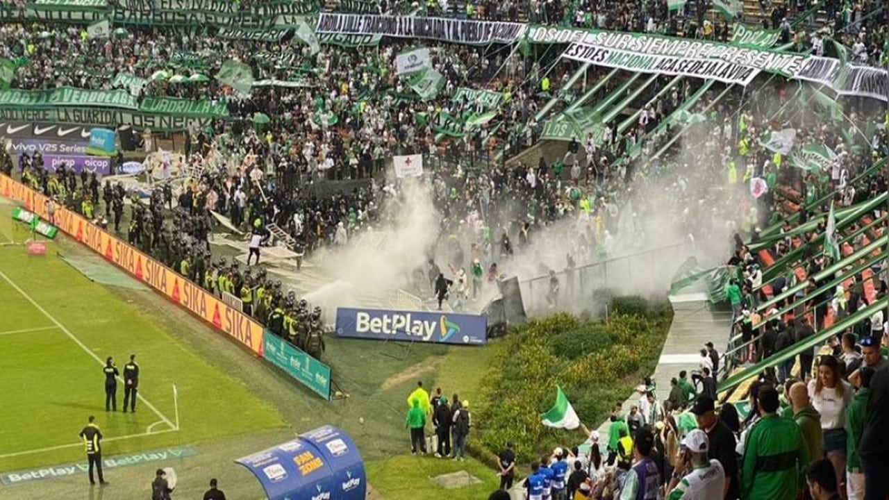 Barras: patadas a jugadores y destrozos dentro y fuera del estadio de Manizales