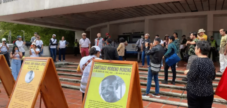 Plantón a las afueras del Concejo de Cali por condecoración al antiguo Esmad