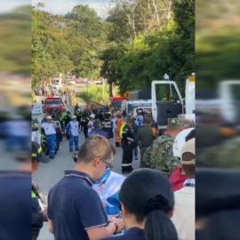 Dos policías muertos y 15 heridos dejó desplome de puente sobre el río La Vieja