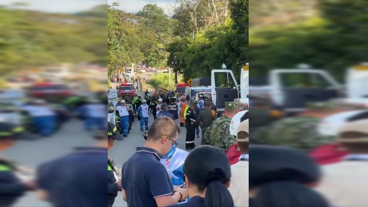 Dos policías muertos y 15 heridos dejó desplome de puente sobre el río La Vieja
