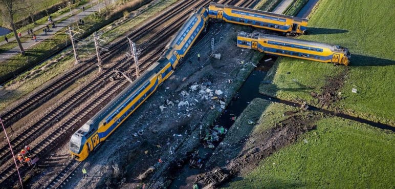 Un muerto y 30 heridos dejó accidente de tren de pasajeros en Países Bajos