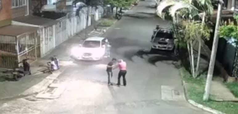 Video: Motoladrones robaron a los ocupantes de un vehículo en el barrio Calicanto