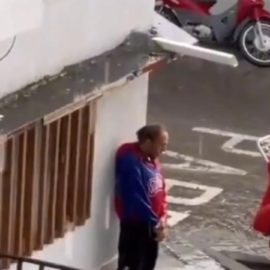 Video: Vendedor de helados que se estaba mojando recibió ayuda de un ciudadano