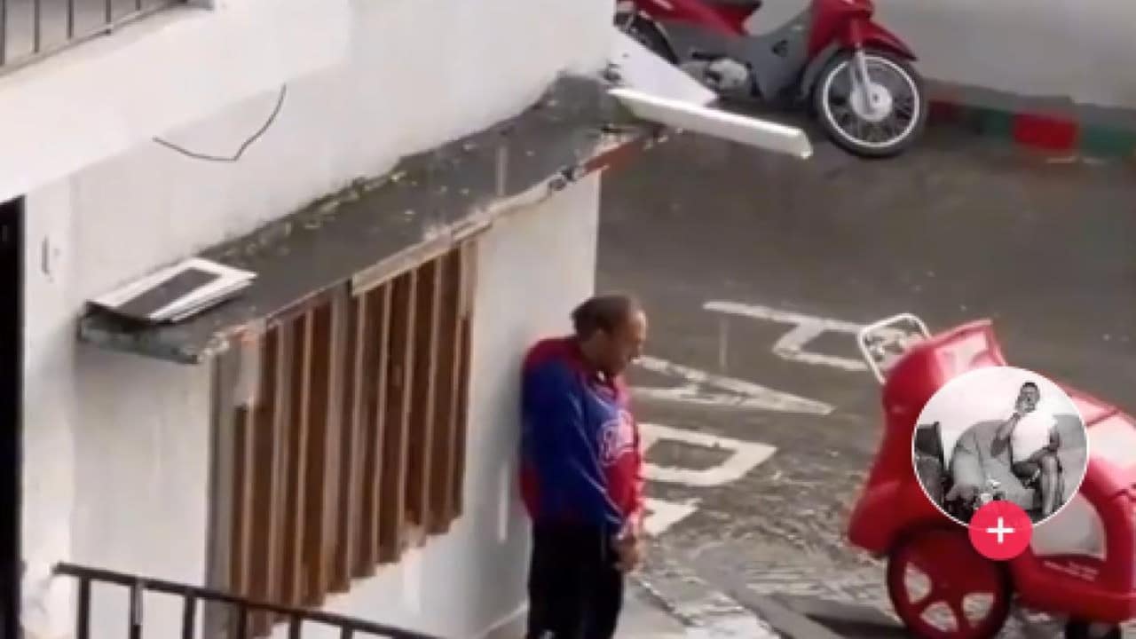 Video: Vendedor de helados que se estaba mojando recibió ayuda de un ciudadano