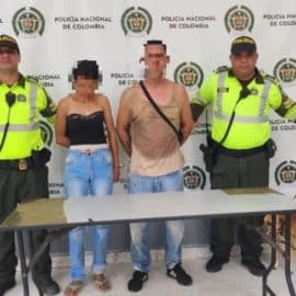 Una pareja fue capturada por arrastrar un perrito desde una motocicleta