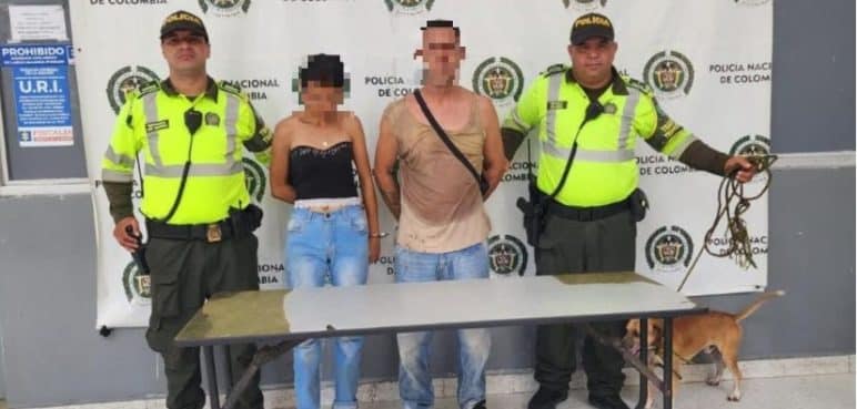 Una pareja fue capturada por arrastrar un perrito desde una motocicleta