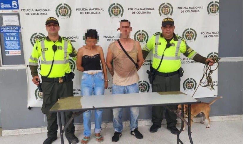 Una pareja fue capturada por arrastrar un perrito desde una motocicleta