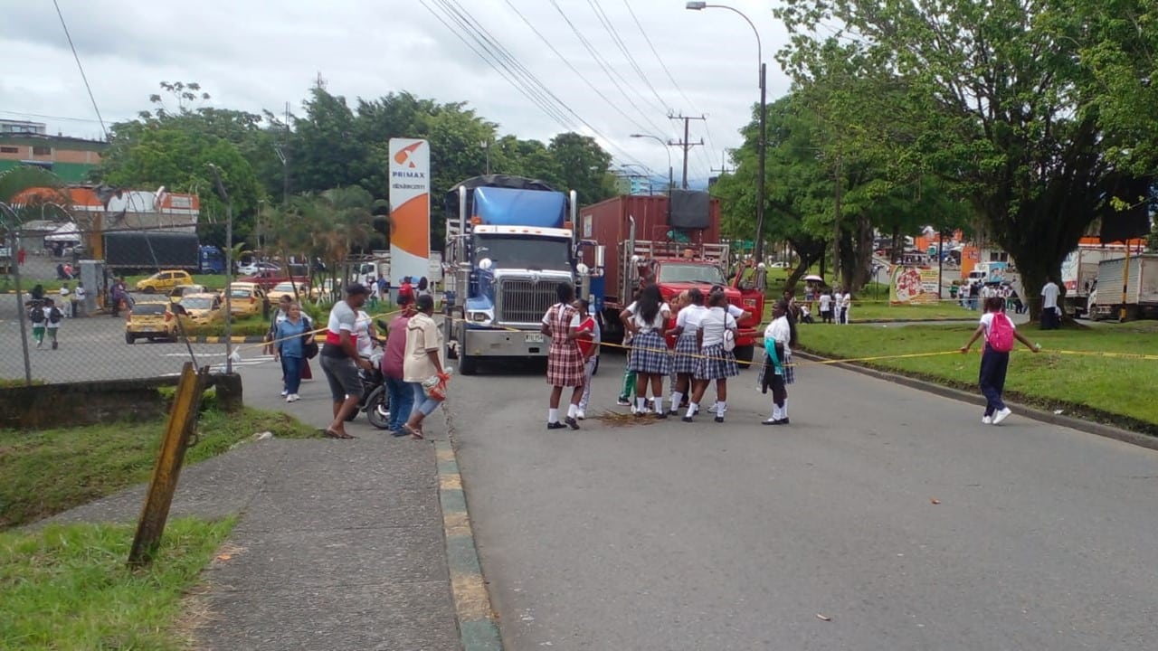 Estudiantes de Buenaventura bloquearon la vía de ingreso del Puerto