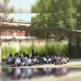Estudiantes de colegio en Cali denuncian que ven clases en el piso y bajo el sol